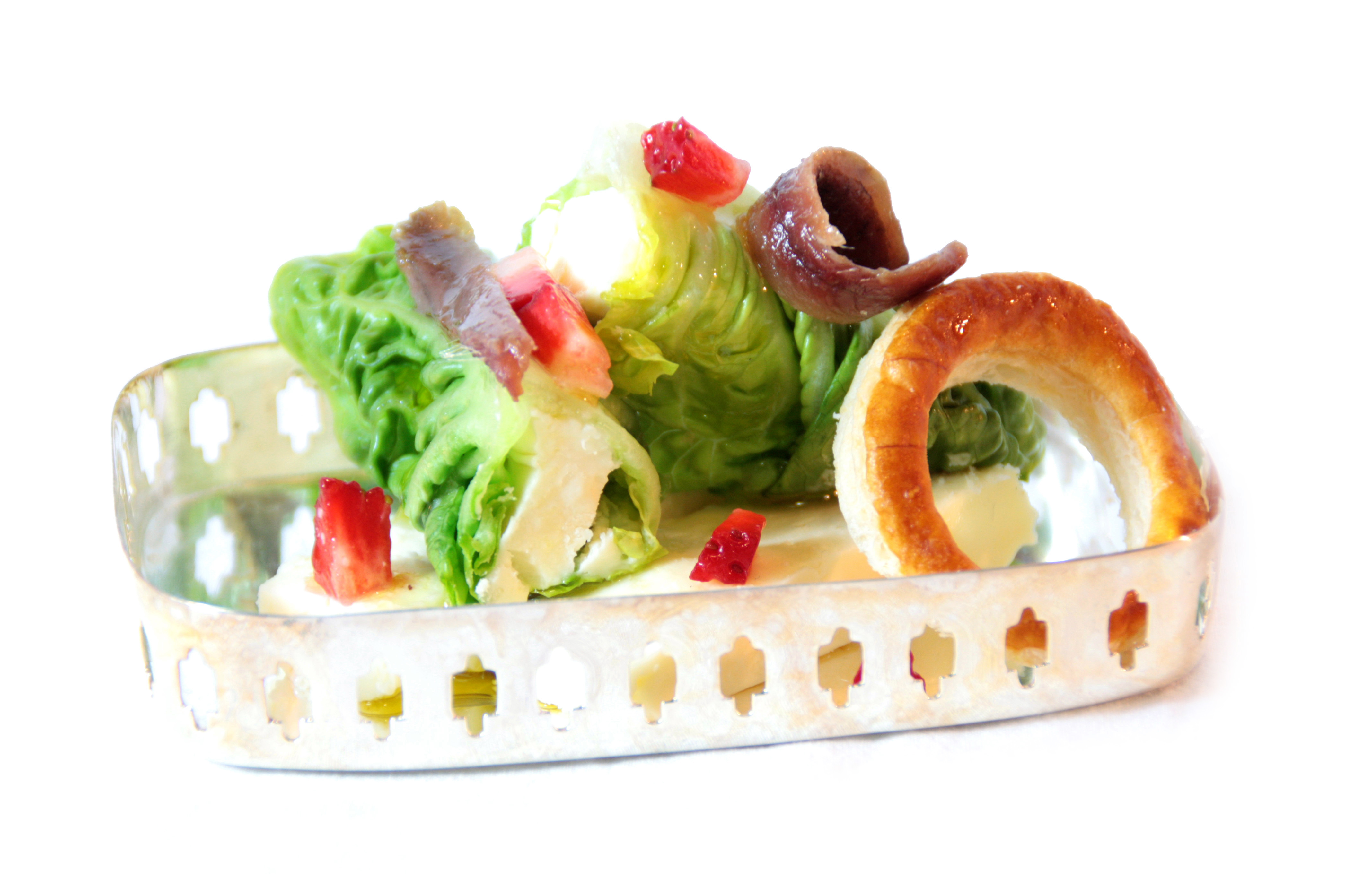Cogollos de Tudela rellenos de queso brie y anchoas con vinagreta de fresas