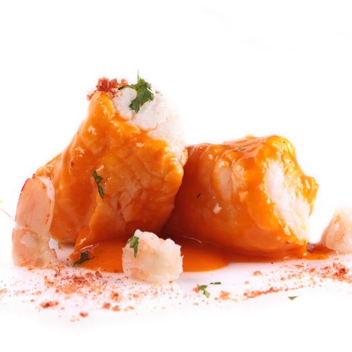 Sashimi de skrei sobre jugo frío de marmitako