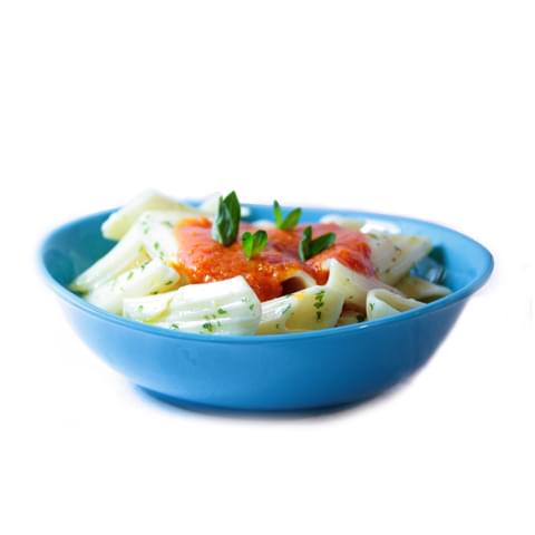 Macarrones en <span>salsa de tomate casero sin gluten EROSKI</span> y albahaca