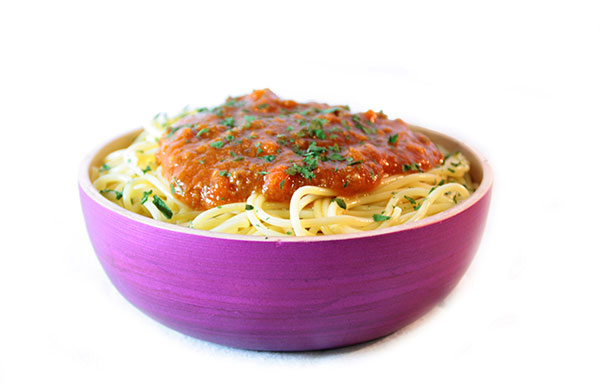 Espaguetis de calabacín con salsa suave de quesos