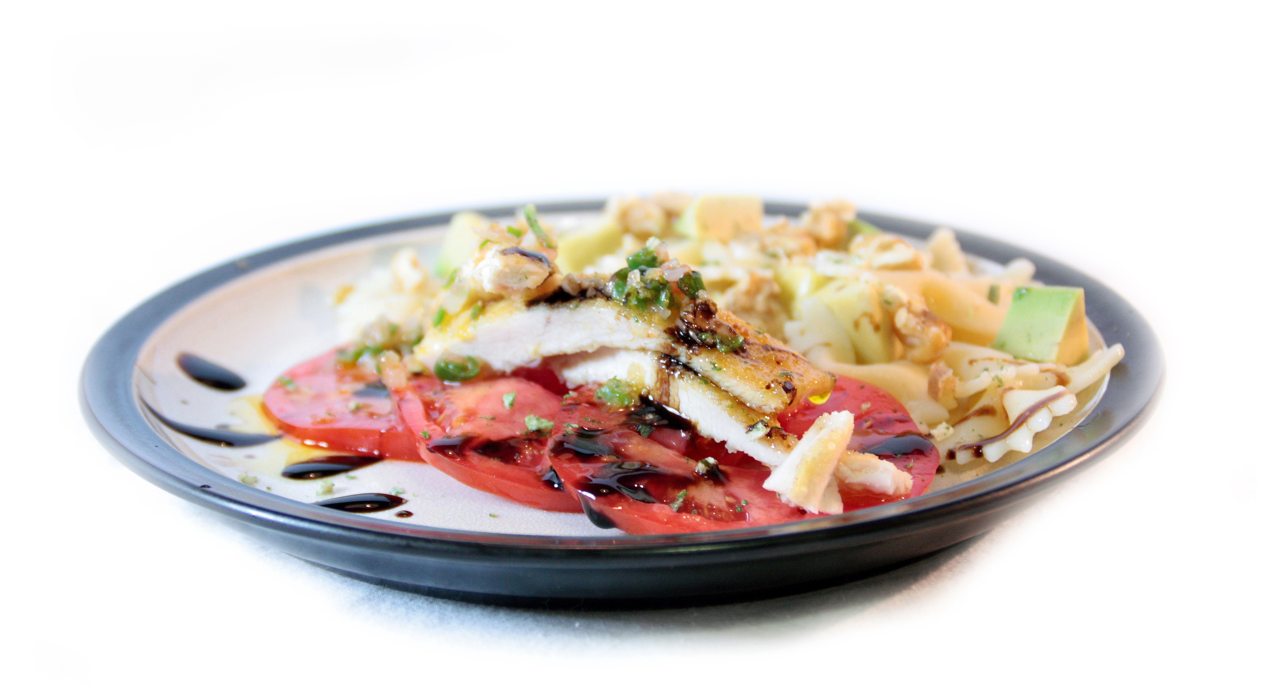 Ensalada de pasta con pollo, aguacate y nueces