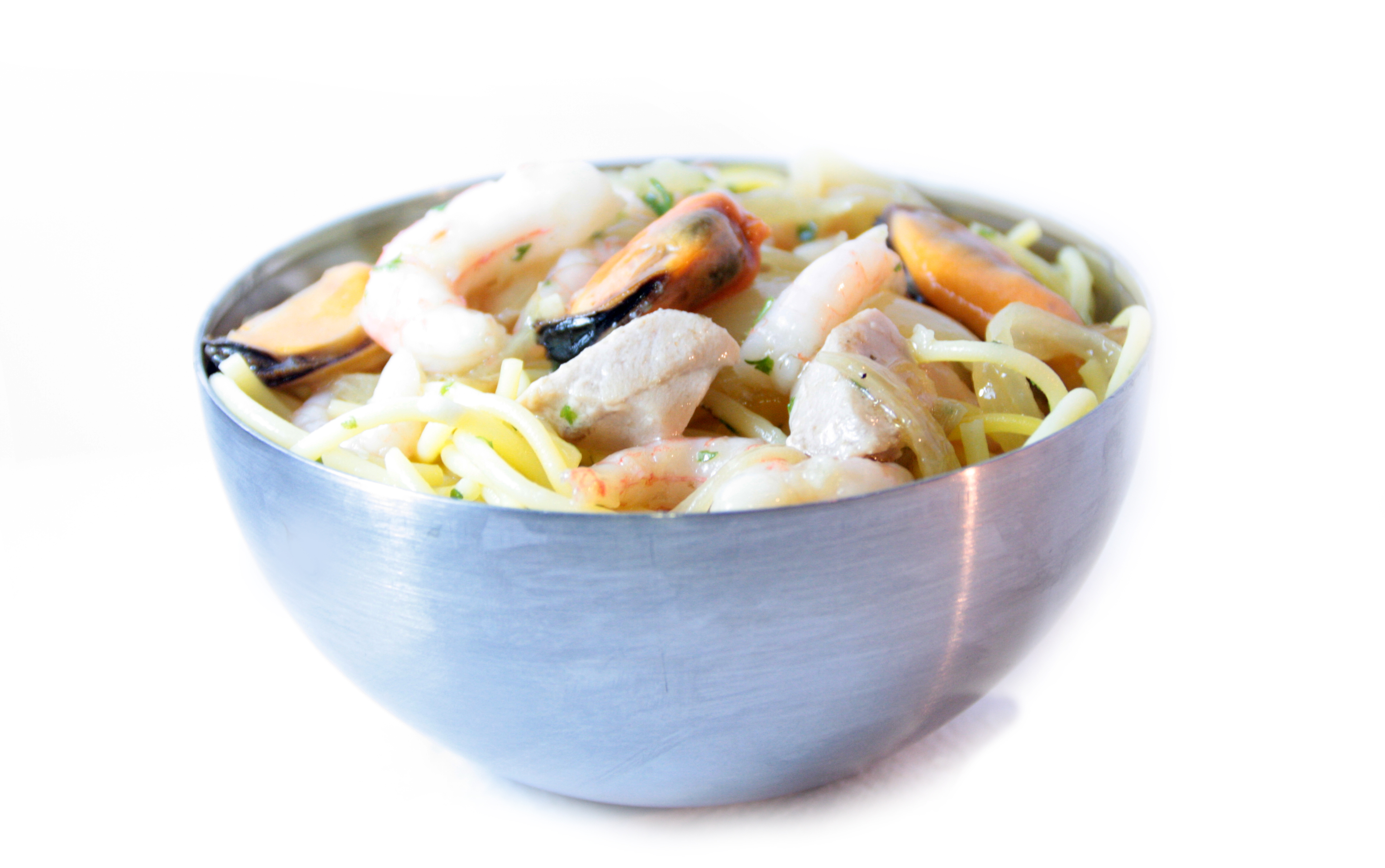 Espaguetis con mejillones, gambas y atún