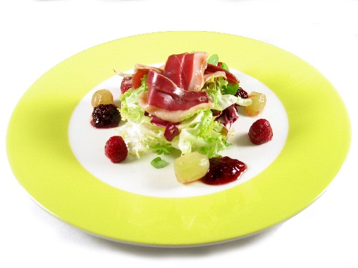 Ensalada de jamón de pato con frutas del bosque