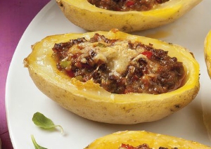 Cardo y borraja con salsa de almendras, piñones y carabinero plancha