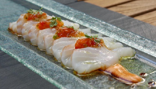 Sashimi de skrei sobre jugo frío de marmitako