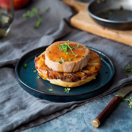 Bocadillo de pan integral con atún, tomate, queso y anchoas