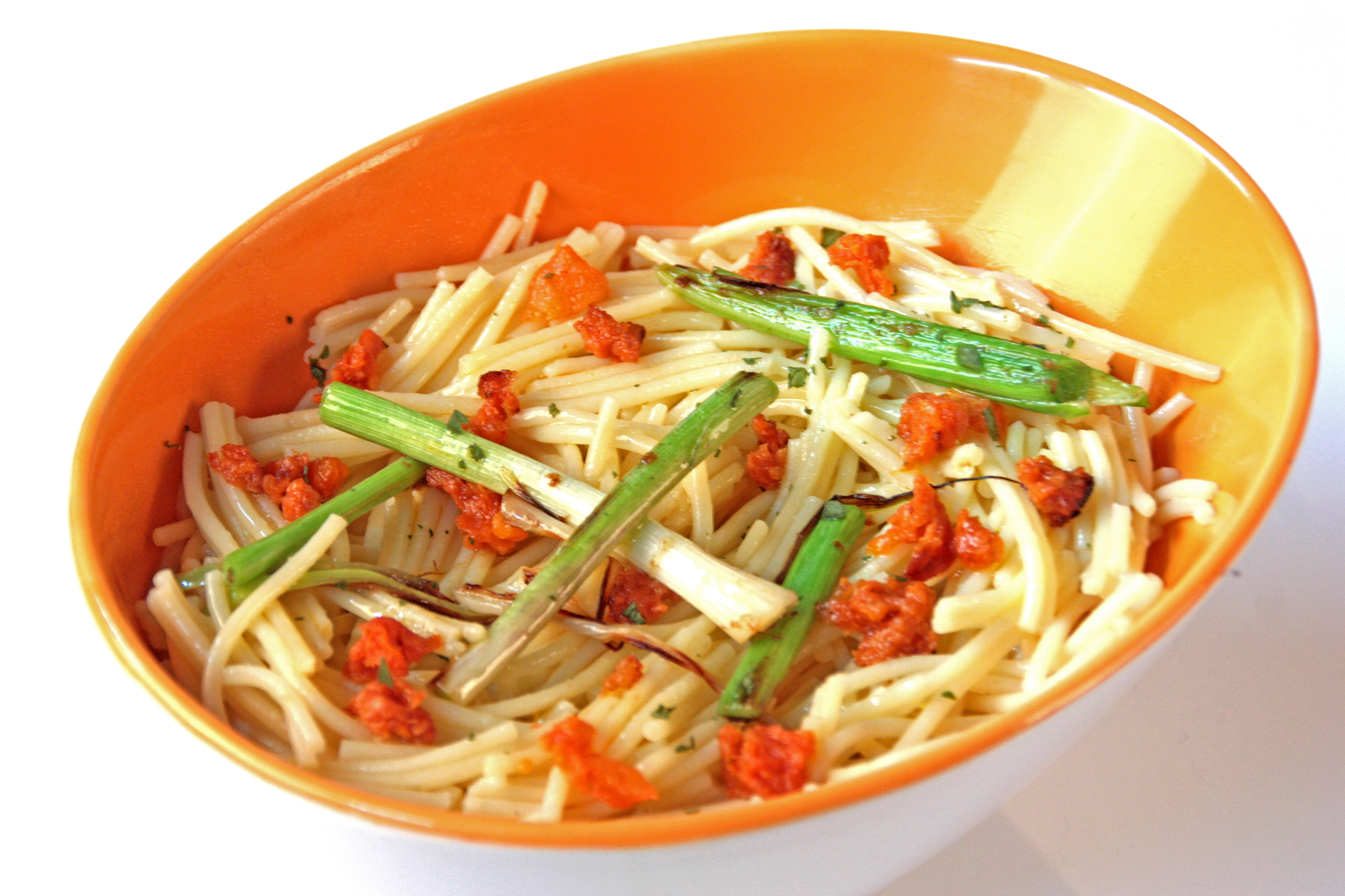 Cardo con conejo guisado en salsa de tomate