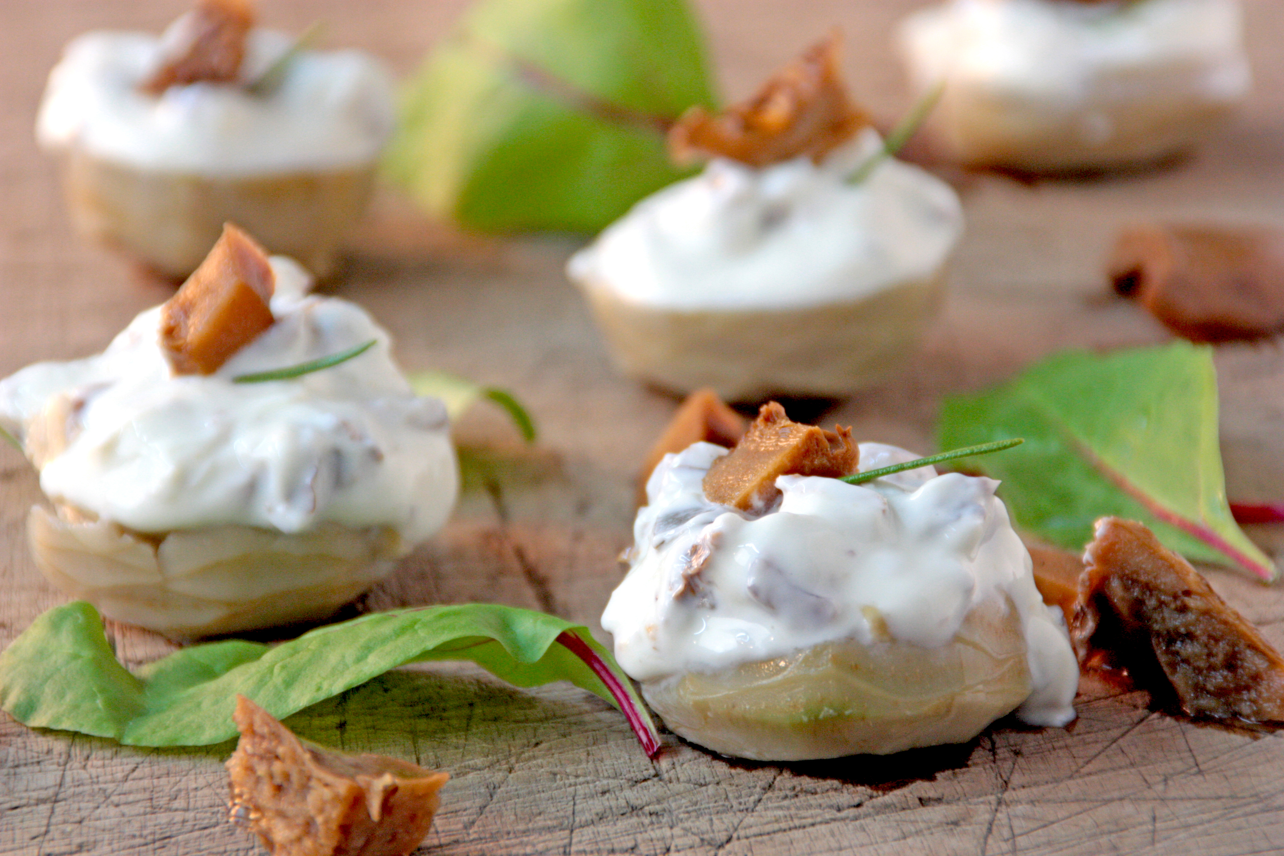 Brochetas de rape y langostinos con salsa tzatziki