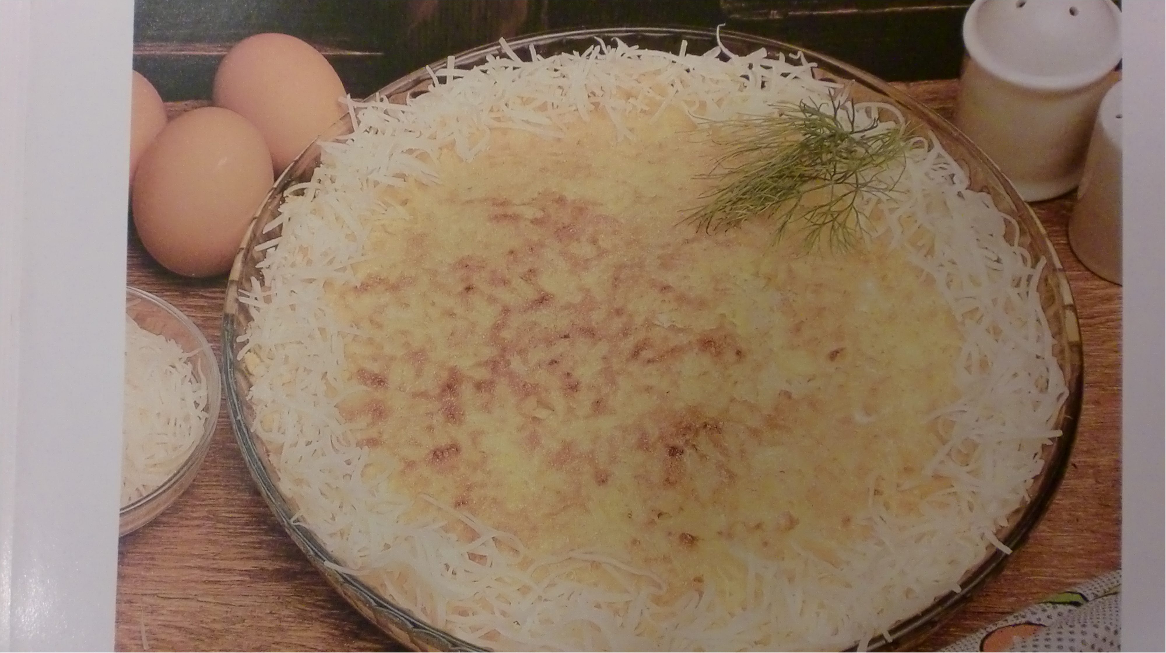 Ensalada de aguacate, manzana, dados de queso EROSKI Sannia y nueces con vinagreta balsámica