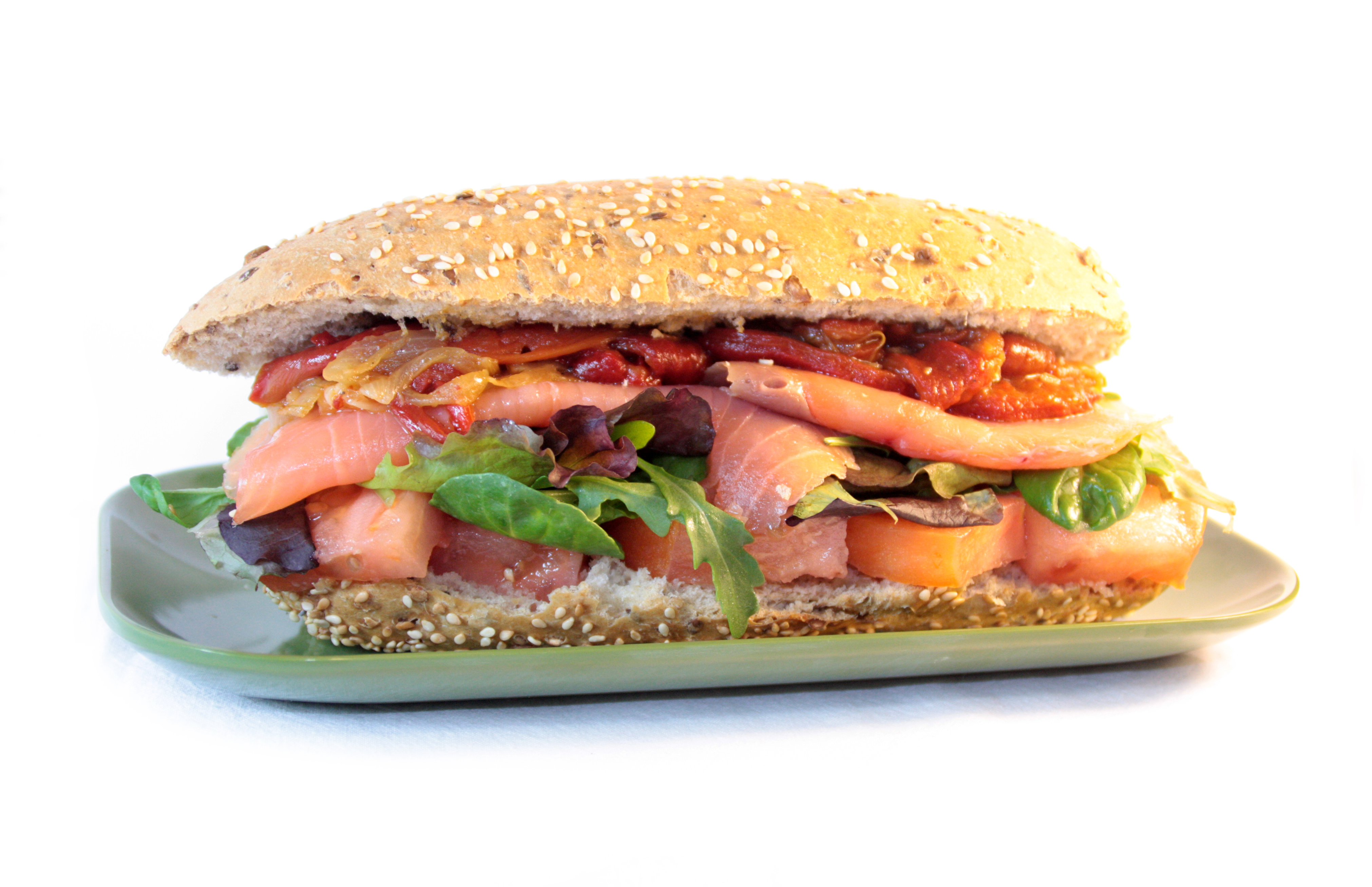 Bocadillo integral vegetal con salmón ahumado