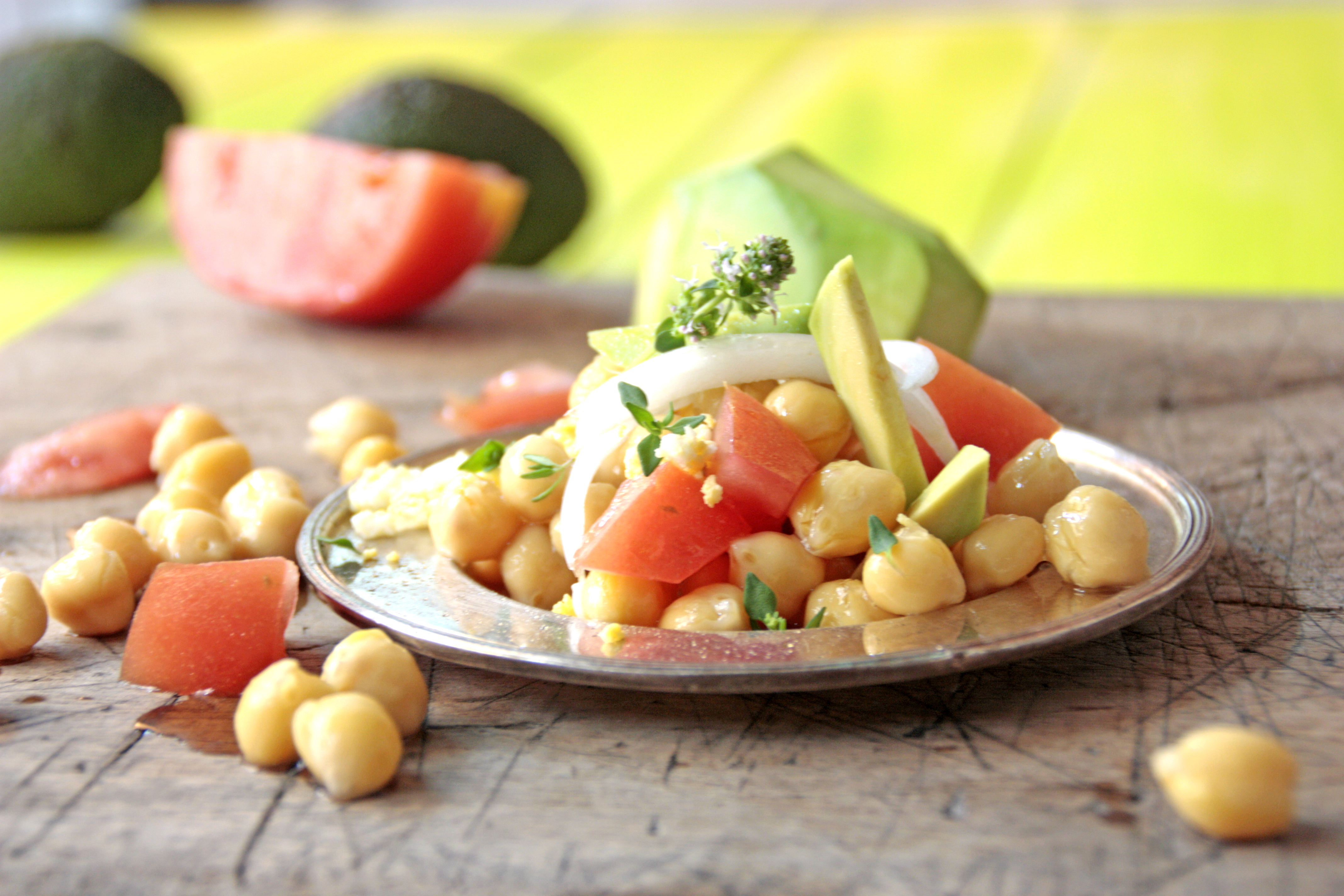 Ensalada de tomate, melocotón y pepino con aliño de encurtidos