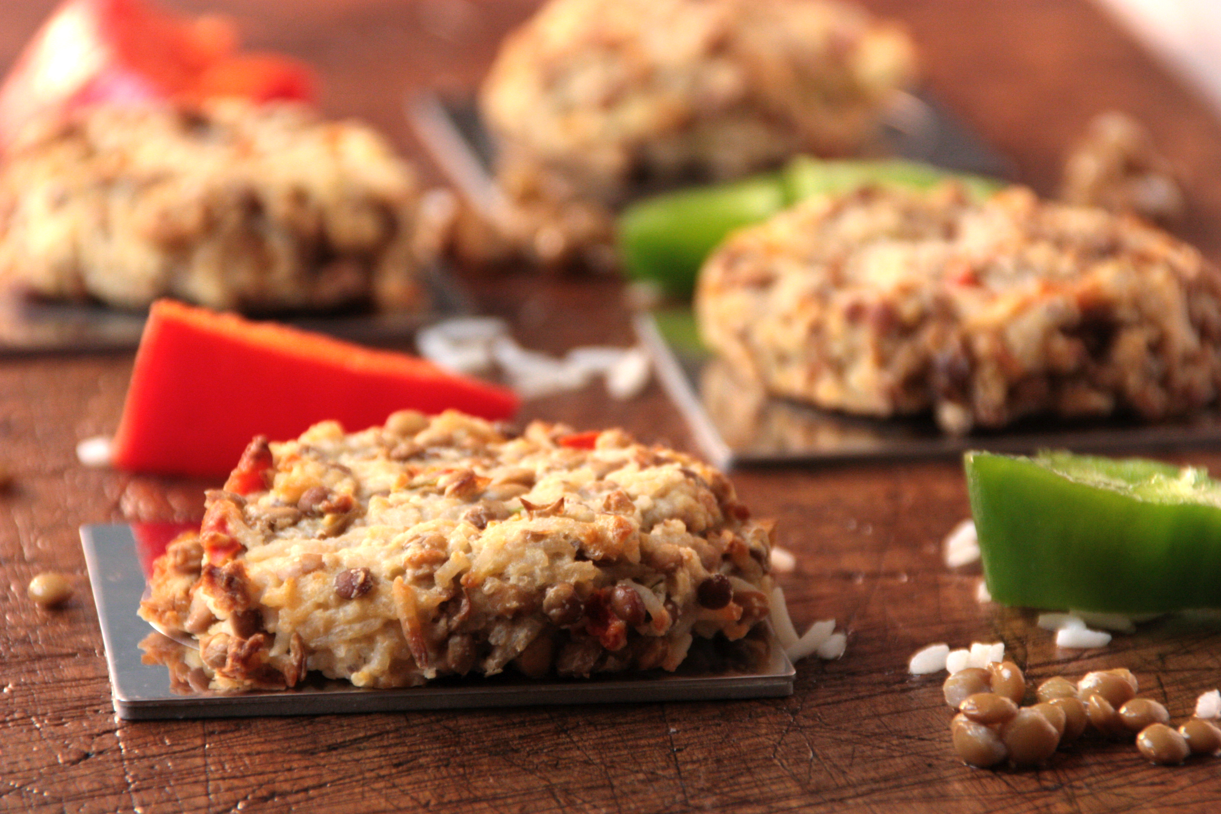 Tomates rellenos de arroz, maíz y brotes