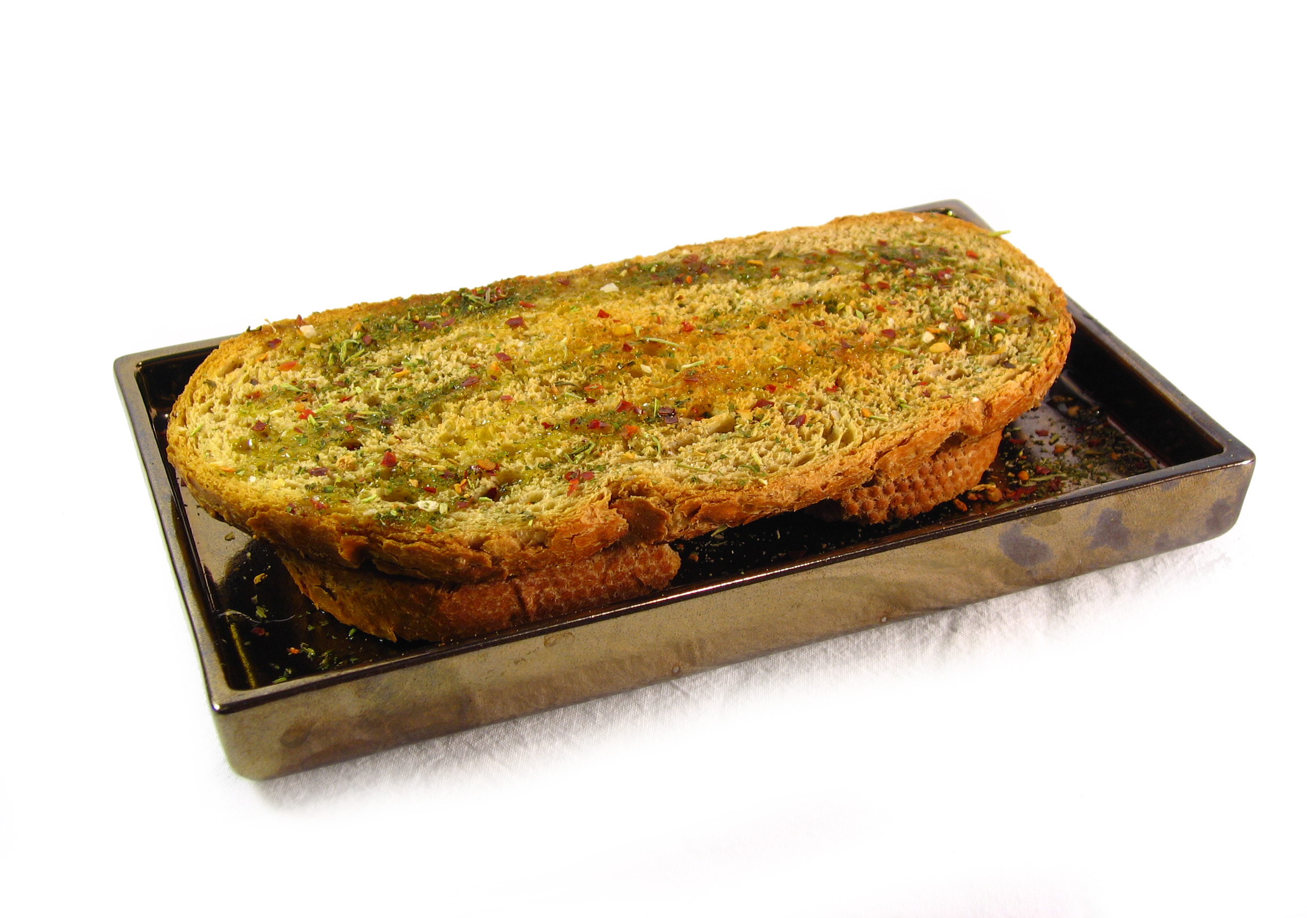 Pan tostado aromatizado con ajo, hierbas y aceite de oliva