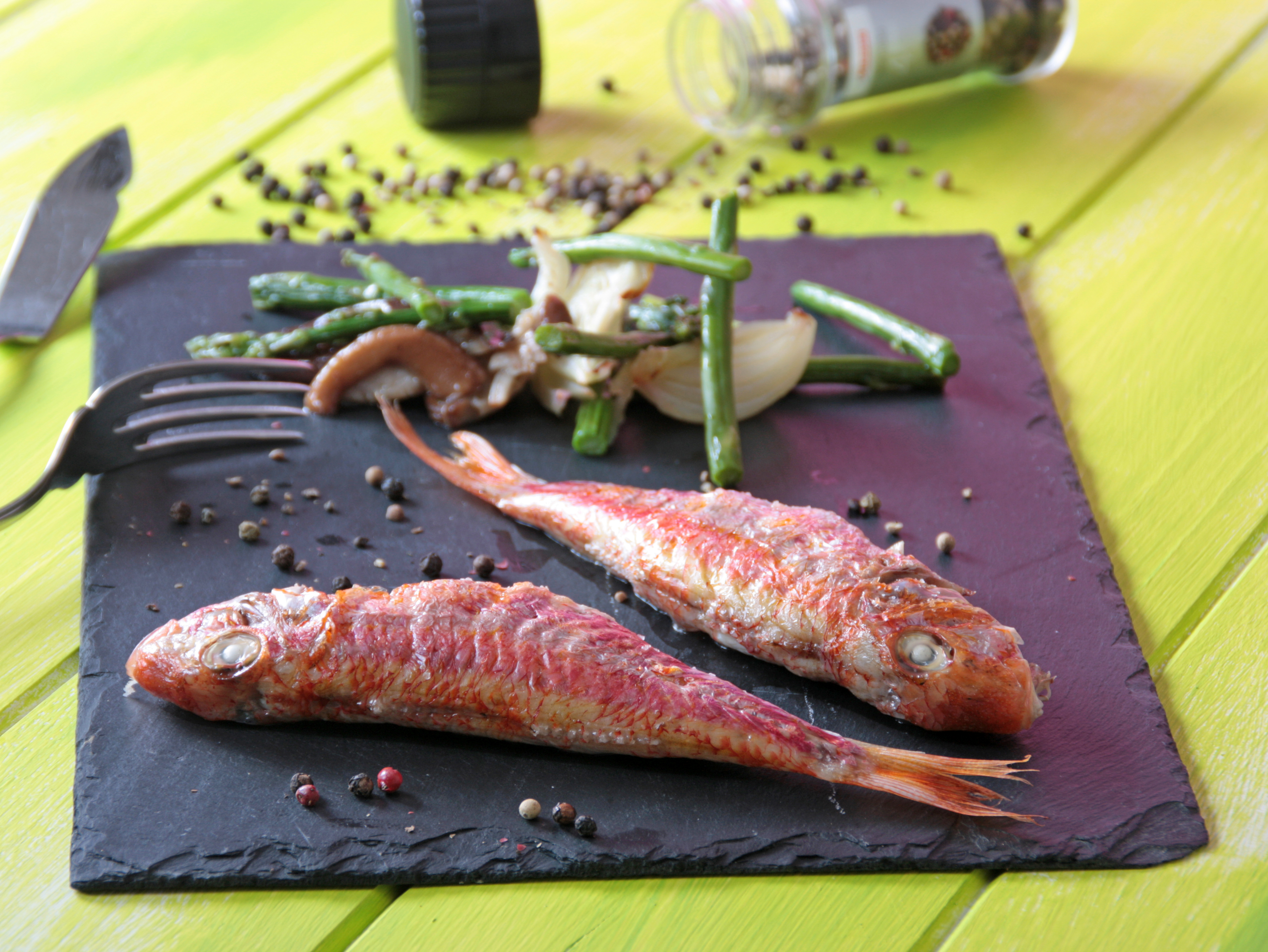 Gallo a la plancha con limón y ajetes tiernos salteados