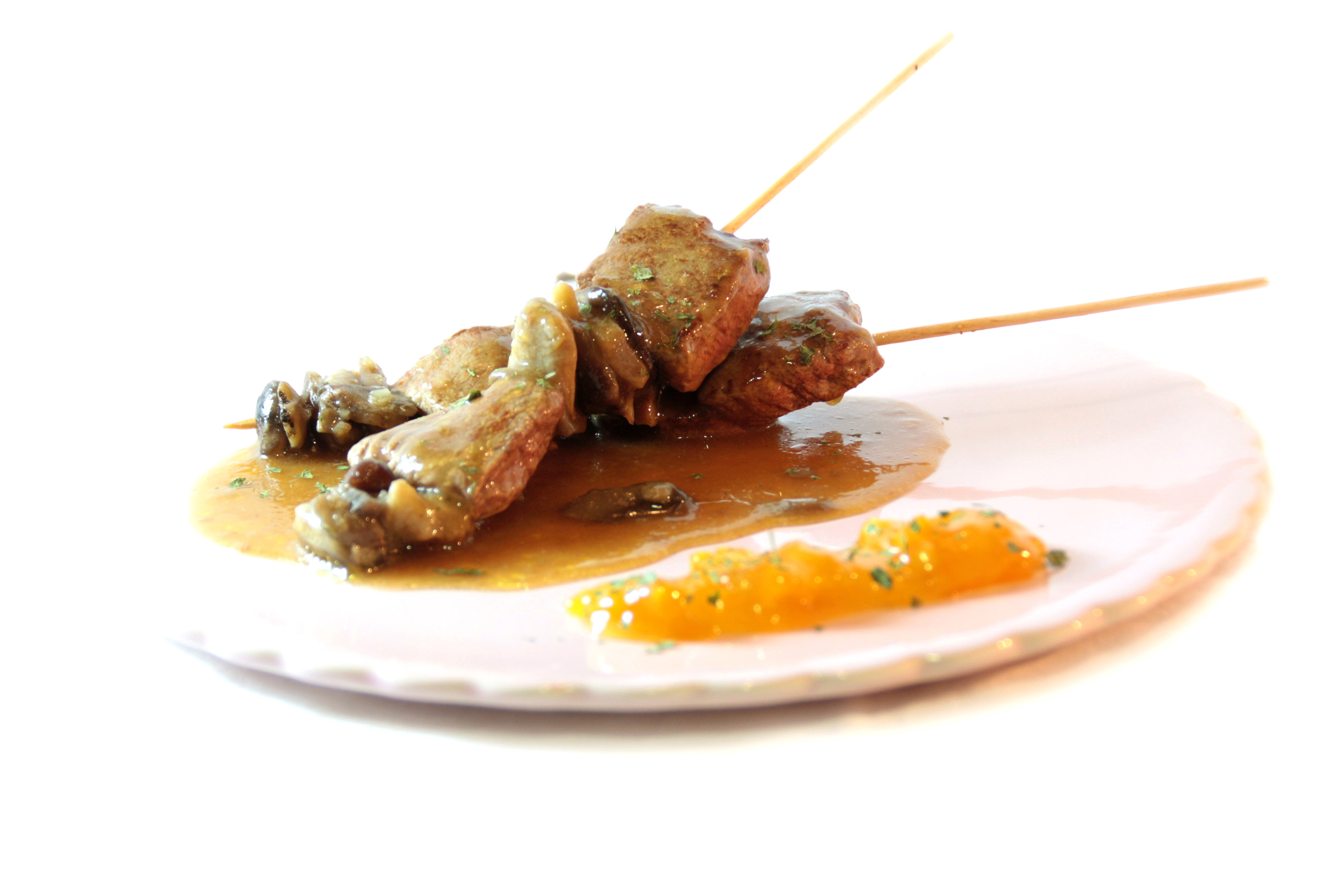 Brocheta de solomillo, champiñones y setas con chutney de cebolla y piña