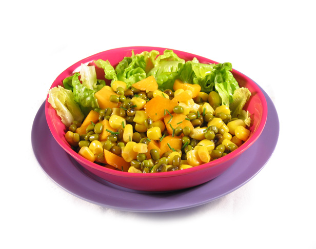 Ensalada de soja, albaricoques, uvas y maíz sobre hojas de rúcula