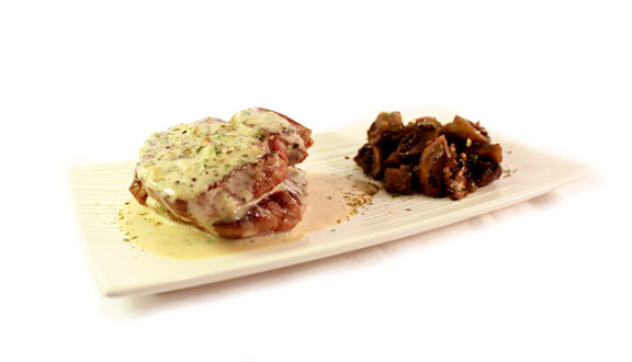 Filet de vedella amb crema de fines herbes i xampinyons saltats