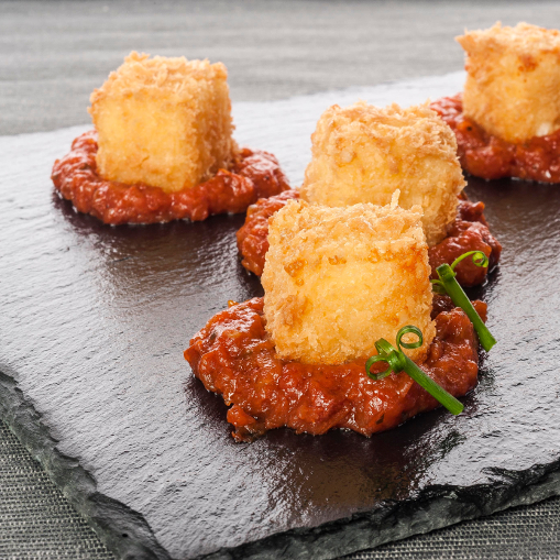 CUBOS DE QUESO FRITO CON SALSA DE TOMATE AL CUADRADO