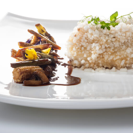 MERLUZA FRITA CON PAN DE GAMBAS Y FLORES