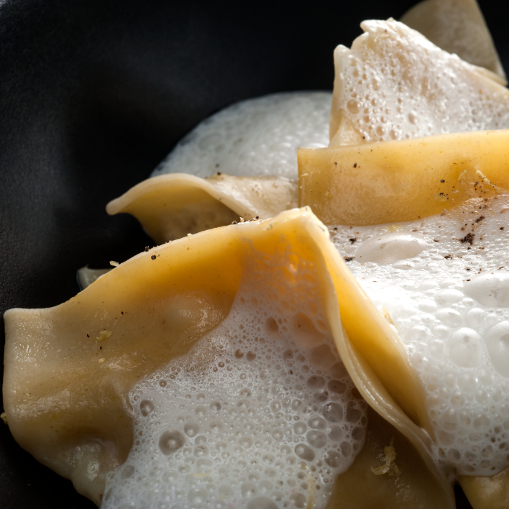 RAVIOLIS DE LANGOSTINOS, CEBOLLETA Y SALSA CÍTRICA