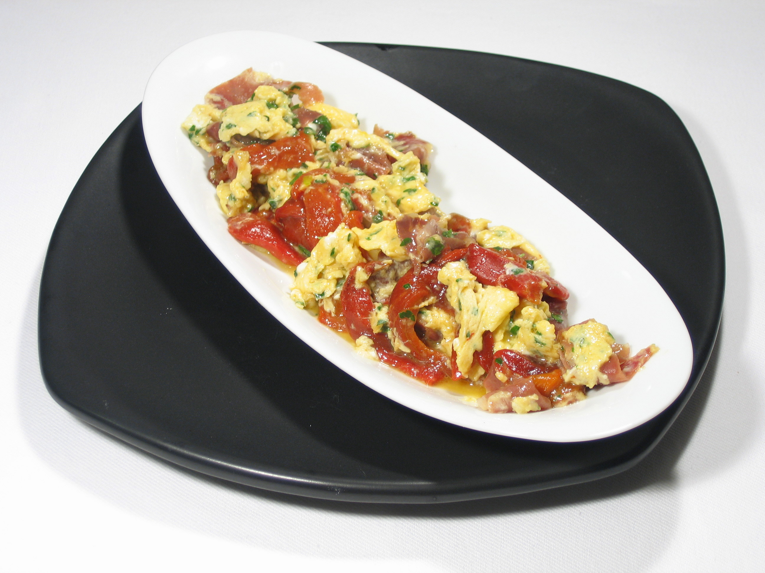 Revuelto de pimientos del Piquillo con jamón ibérico