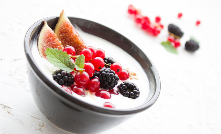 Tartar de salmón y melocotón con crema de esparrago blanco