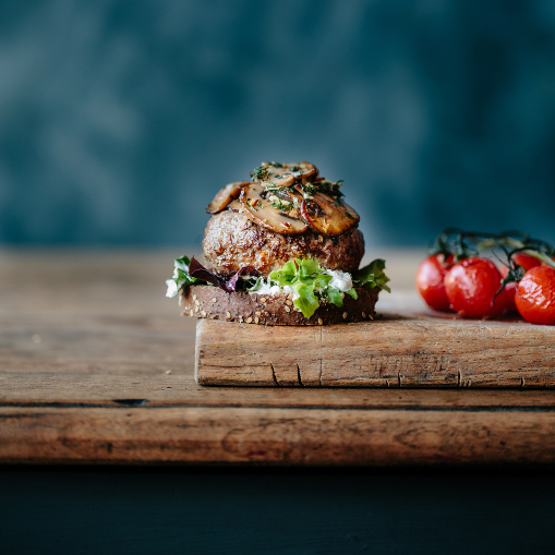 Hamburguesa con champiñones y salsa de queso fresco