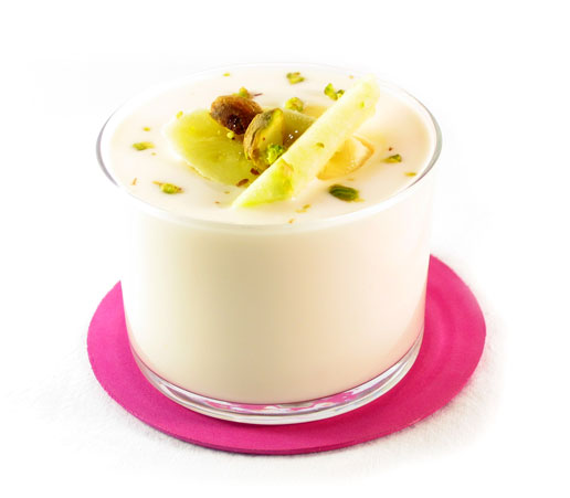 Yogur con trozos de plátano, pera y pistachos