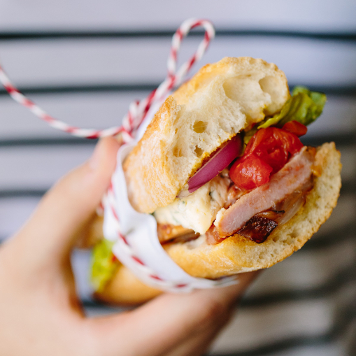 Bocadillo jugoso de lomo ibérico