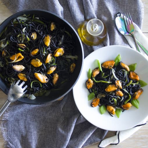 Canelón de calabaza rellena de espinacas con salsa de almendras