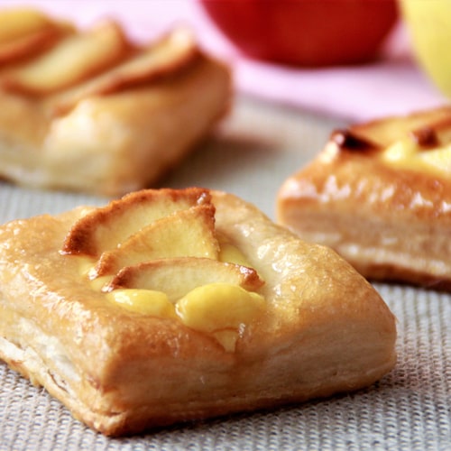 Empanada de queso de bola con pimiento morrón.