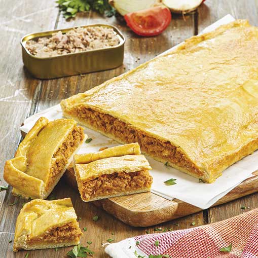 Smorrebrod de marisco con aguacate y rabanitos