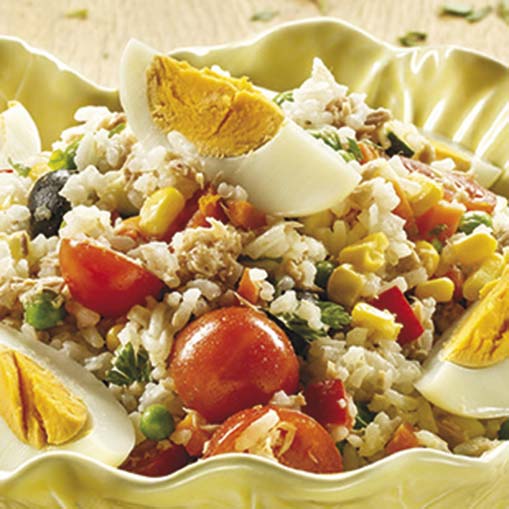 Ensalada fría de arroz con atún con robot de cocina