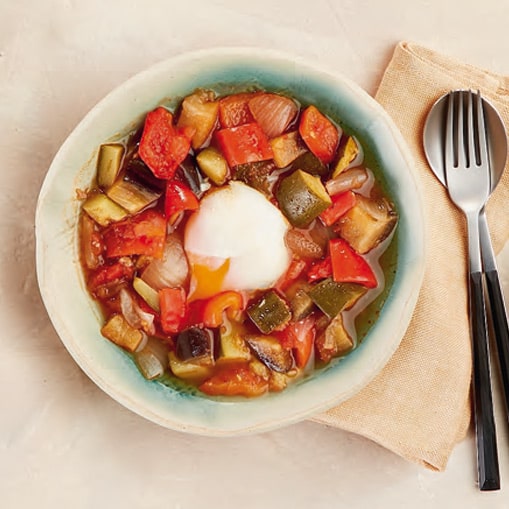 Ragout de anchoas con cebolla y guisantes