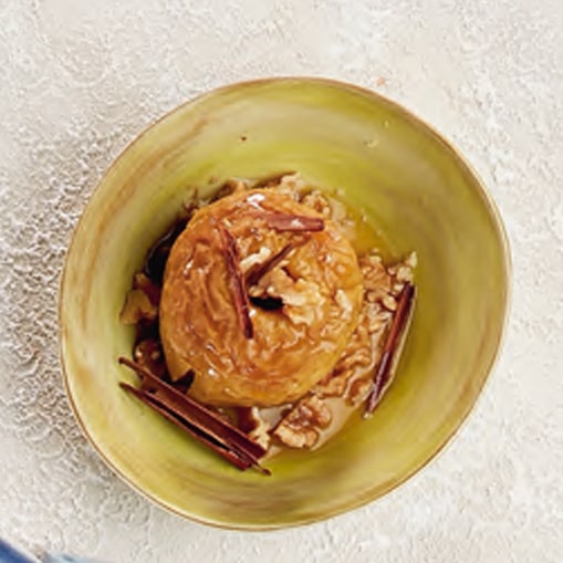 Manzana asada con canela y nueces picadas
