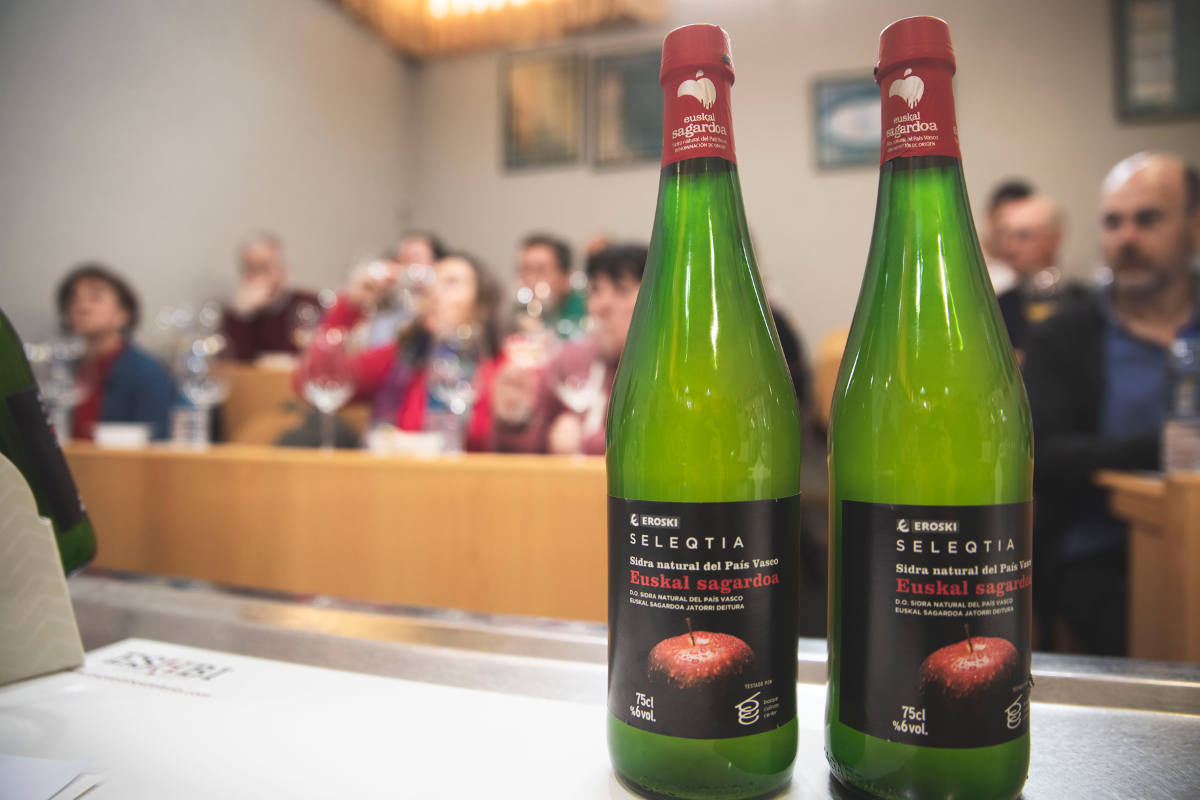 Ya tenemos en nuestras tiendas la nueva sidra EROSKI SELEQTIA D.O. EUSKAL SAGARDOA que fue elegida por nuestros clientes