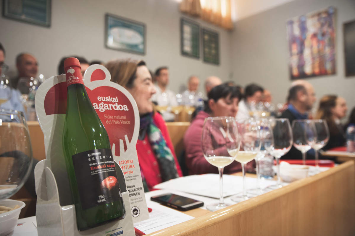 Ya tenemos en nuestras tiendas la nueva sidra EROSKI SELEQTIA D.O. EUSKAL SAGARDOA que fue elegida por nuestros clientes