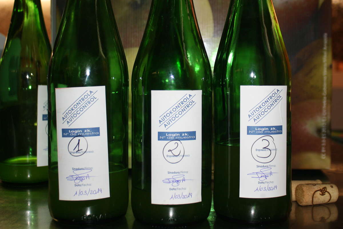 Ya tenemos en nuestras tiendas la nueva sidra EROSKI SELEQTIA D.O. EUSKAL SAGARDOA que fue elegida por nuestros clientes