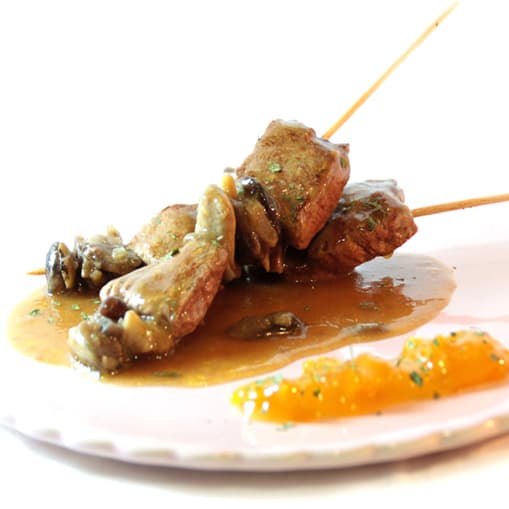 Bonito del Norte en brocheta con tartar de aguacate y toque de ahumado