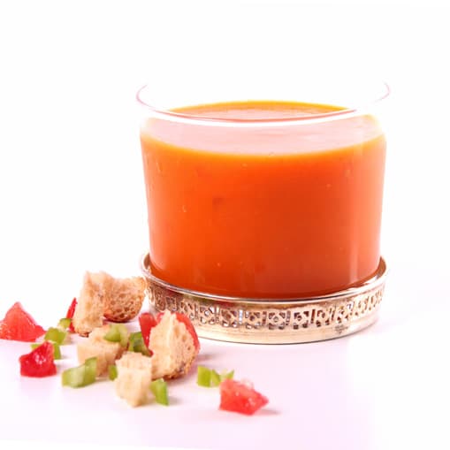 Gazpacho de tomate y melón con tosta de aceitunas y anchoas