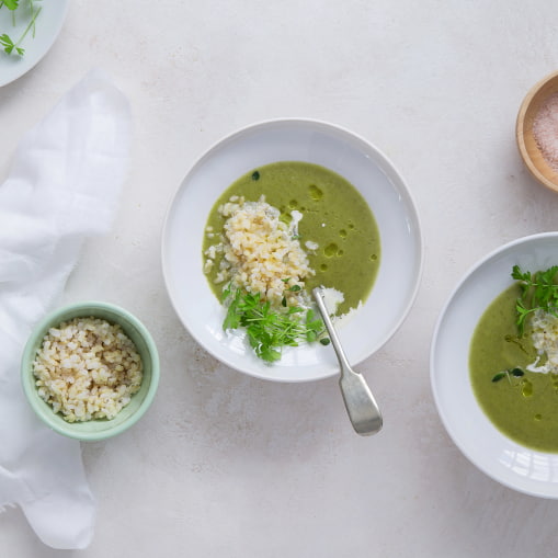 Yogur biactive con trozos de plátano, pera y pistachos tostados