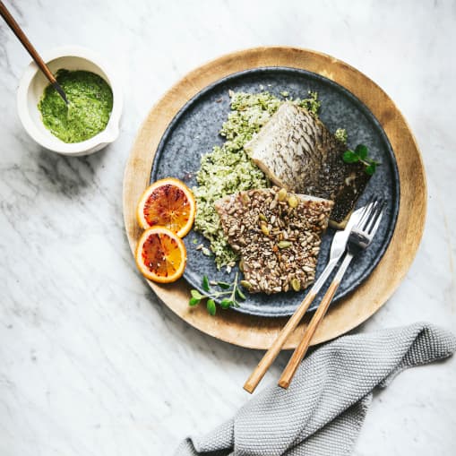 Corvina con costra de semillas y falso cous cous de pesto de nori