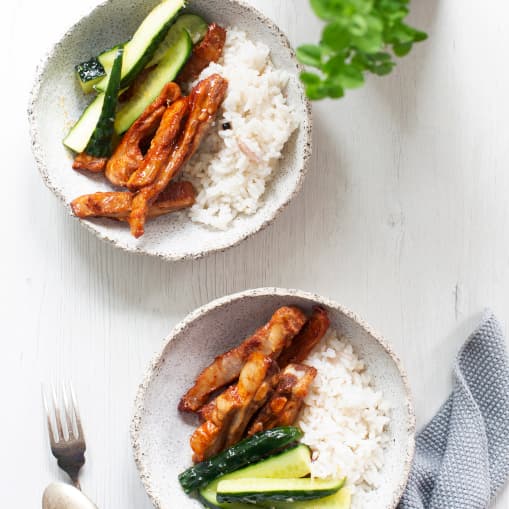 Churrasquitos con pepinos aliñados y arroz aromatizado