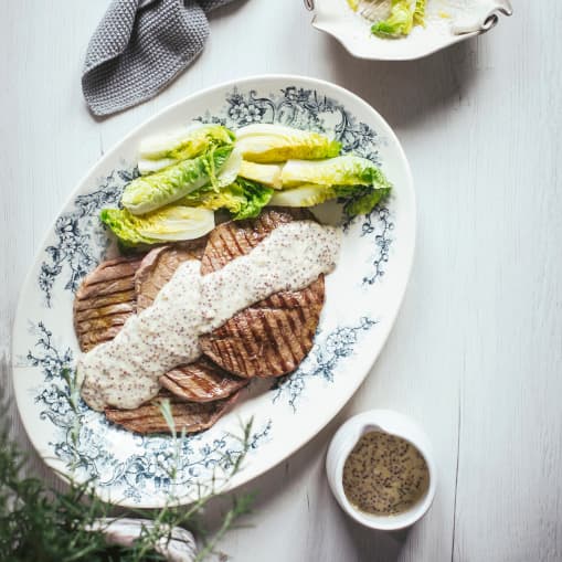 Filetes de ternera con salsa de mostaza y cogollos aliñados