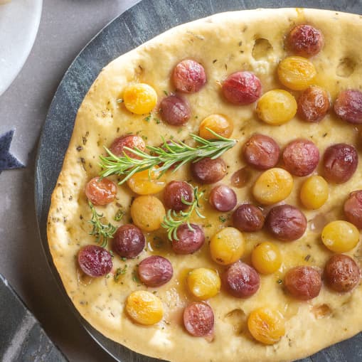 Focaccia de uvas y hierbas aromáticas