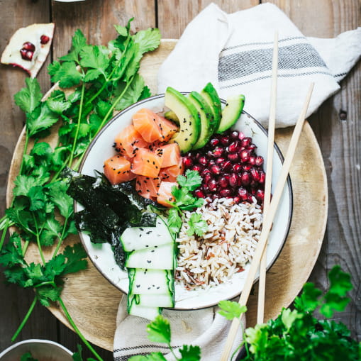 Arrozezko poke bowla izokinarekin eta granadarekin
