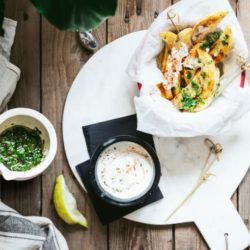 Hamburguesas a la brasa con guacamole y rúcula