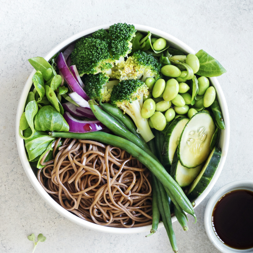 Buddha bowl de verdura con noodles