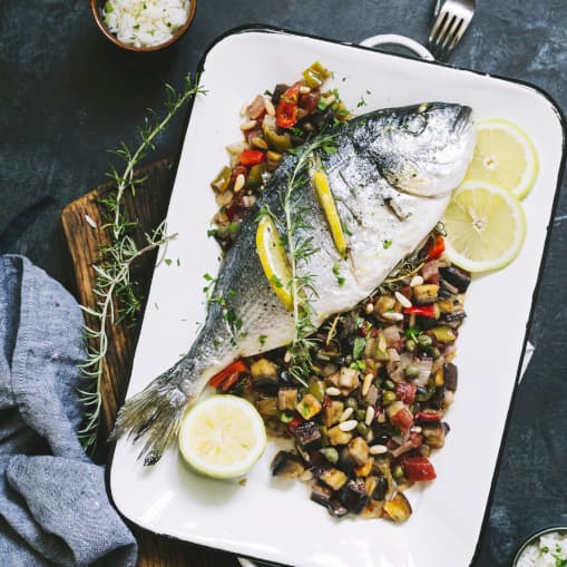 Dorada al horno con caponata y arroz