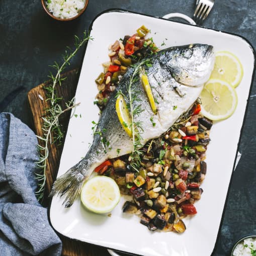 Dorada al horno con caponata y arroz